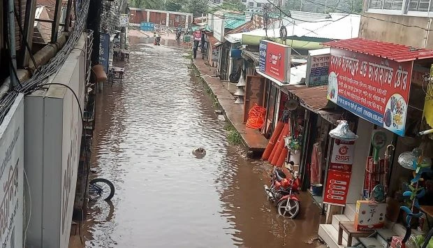 ভারি বৃষ্টিতে ফের তলিয়ে গেছে নোয়াখালী শহর